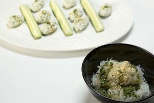 Рыбные клецки с фунчозой и соевым соусом