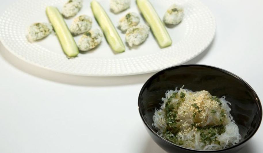 Рецепт рыбных клецек с фунчозой и соевым соусом