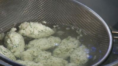 рыбные клецки с фунчозой и соевым соусом