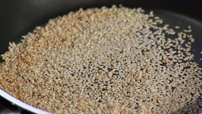 рыбные клецки с фунчозой и соевым соусом