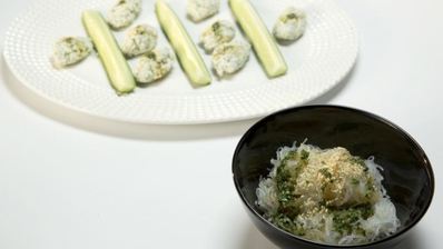 рыбные клецки с фунчозой и соевым соусом