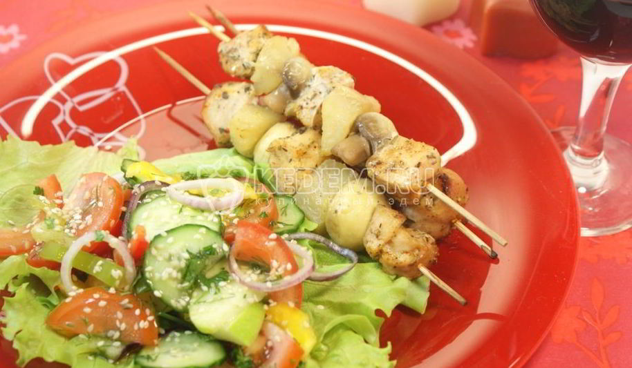 Рецепт куриного шашлыка с острым салатом