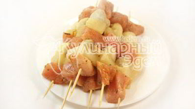 куриный шашлык с острым салатом