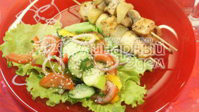 куриный шашлык с острым салатом