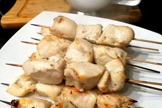 Куриные шашлычки с арахисовым соусом