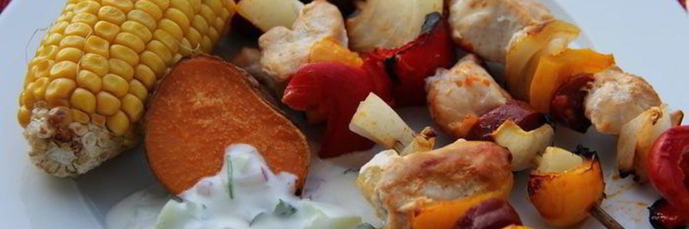 Куриные шашлычки с колбасками и овощами