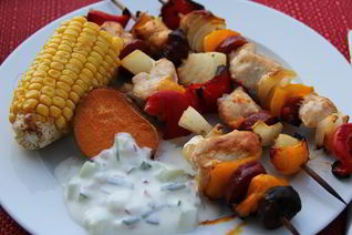 Куриные шашлычки с колбасками и овощами