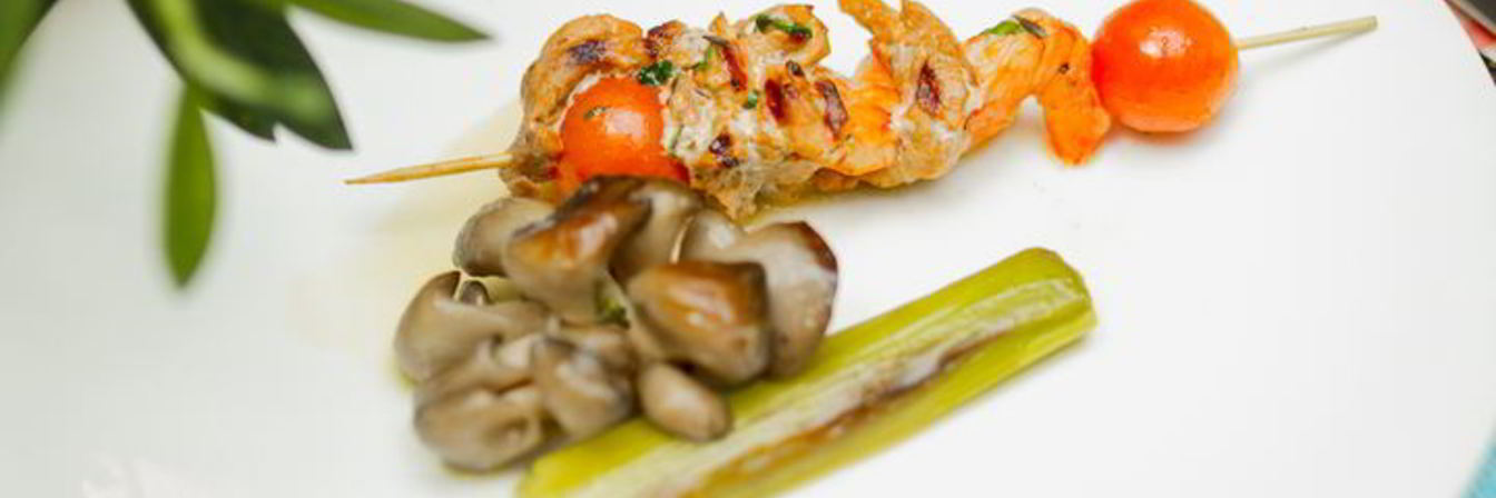 Шашлычки из креветок и свинины