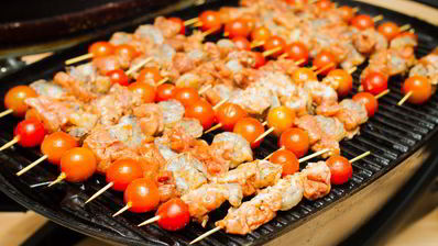 шашлычки из креветок и свинины