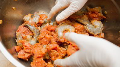 шашлычки из креветок и свинины