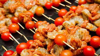 шашлычки из креветок и свинины