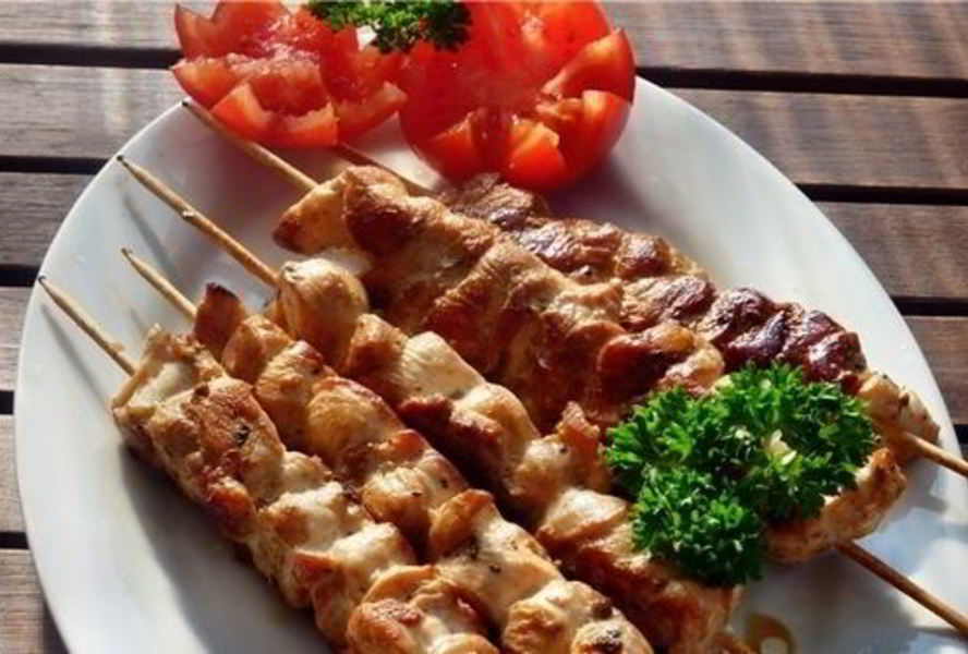 Шашлык из куриного филе с чесноком в духовке