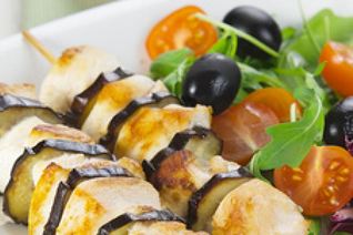 Шашлык из куриной грудки с овощами