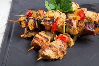 Шашлык из куриных грудок с овощами