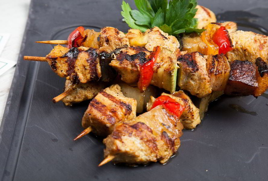 Шашлык из куриных грудок с овощами