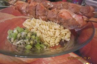 Шашлык из куриных грудок с соусом из киви и меда