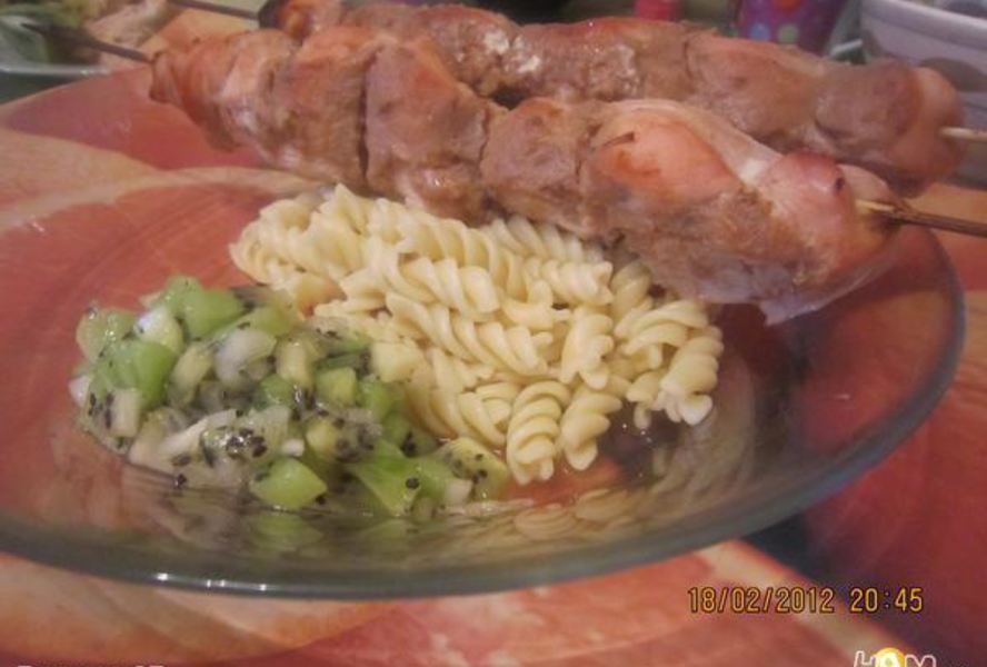 Шашлык из куриных грудок с соусом из киви и меда