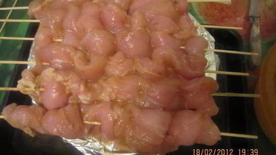 шашлык из куриных грудок с соусом из киви и меда