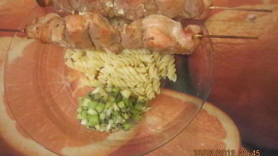 шашлык из куриных грудок с соусом из киви и меда