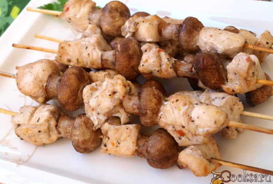 Шашлык из курицы с шампиньонами на шпажках