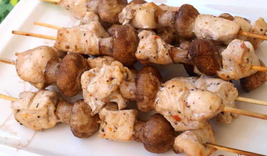 Рецепт шашлыка из курицы с шампиньонами на шпажках