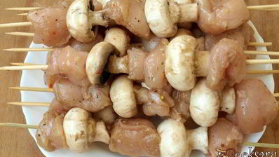 шашлык из курицы с шампиньонами на шпажках