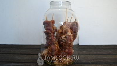 шашлык в духовке в банке на шпажках