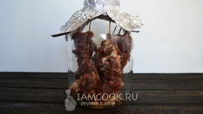 шашлык в духовке в банке на шпажках