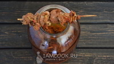 шашлык в духовке в банке на шпажках