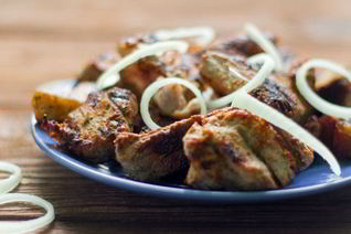 Свиной шашлык в маринаде с уксусом и минеральной водой