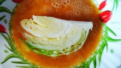 капустный шницель с томатным соусом