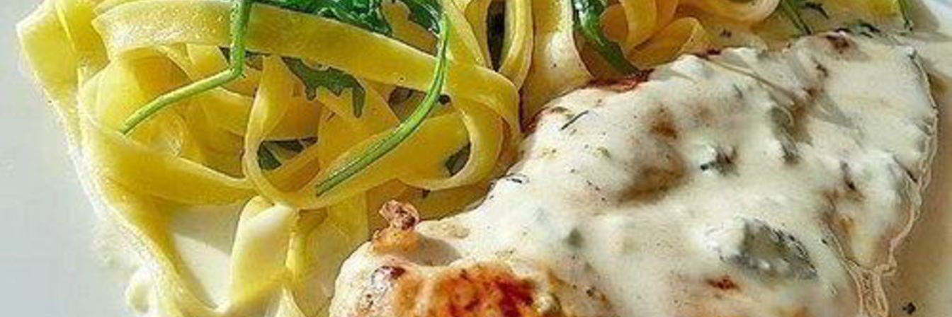 Куриный шницель в соусе из горгонзолы и сливок