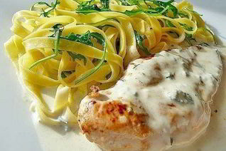 Куриный шницель в соусе из горгонзолы и сливок