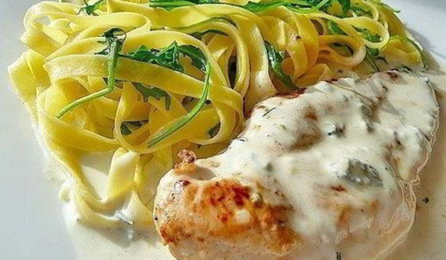 Рецепт куриного шницеля в соусе из горгонзолы и сливок