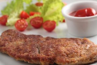 Панированный шницель с овощами