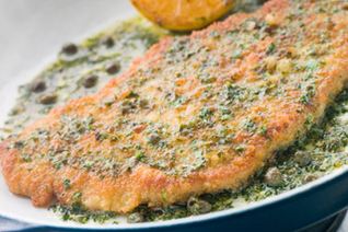 Шницель из говядины на горячей сковороде