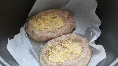 свиной шницель с сыром и яйцом в мультиварке