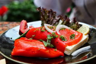 Вегетарианский шницель из печеного перца с брынзой