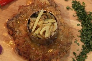 Венскии шницель с жареным картофелем