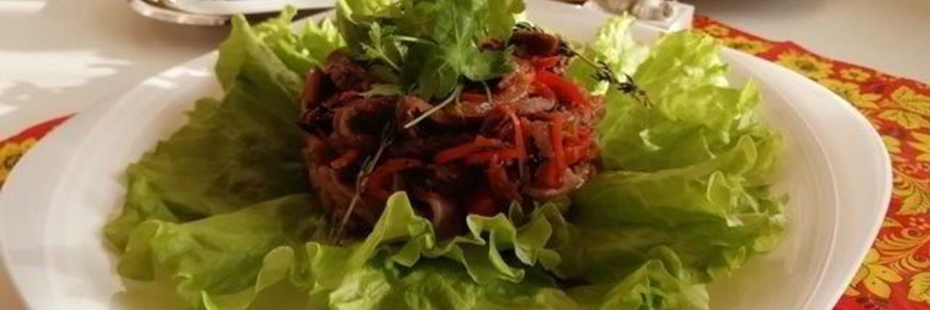 Соба — гречневая лапша с говядиной и овощами