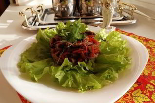 Соба — гречневая лапша с говядиной и овощами