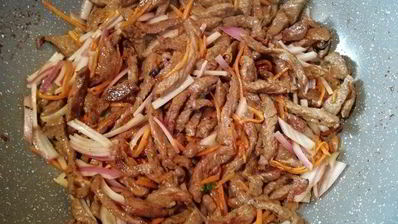 соба — гречневая лапша с говядиной и овощами