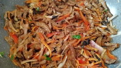 соба — гречневая лапша с говядиной и овощами