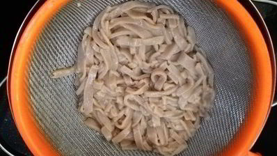 соба — гречневая лапша с говядиной и овощами