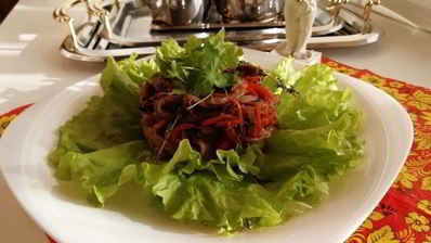 соба — гречневая лапша с говядиной и овощами