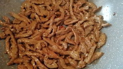 соба — гречневая лапша с говядиной и овощами