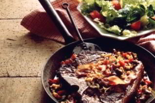 Говяжий стейк с фасолевым пюре и маслинами