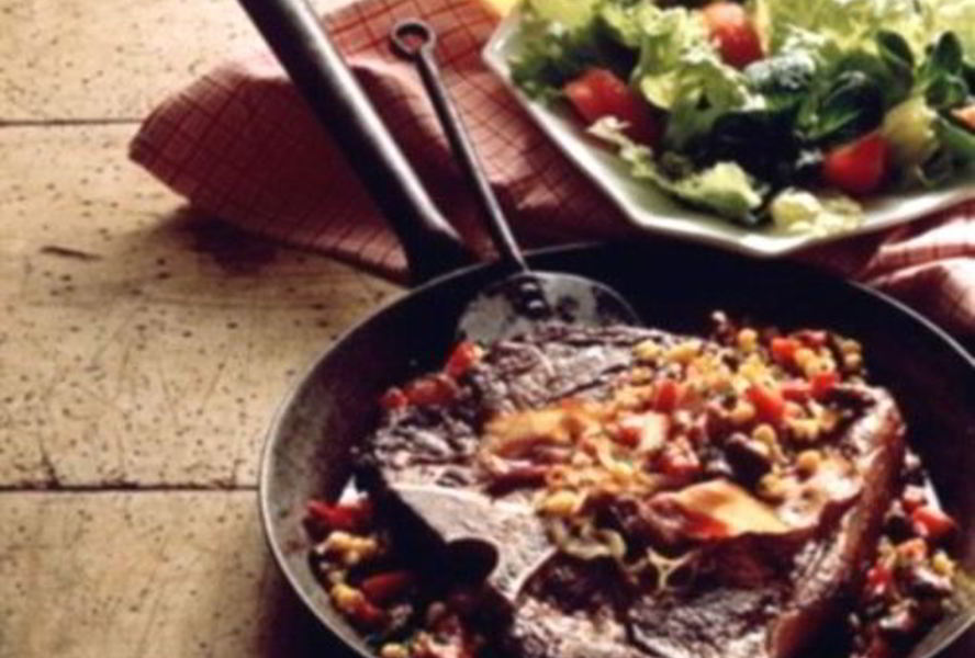 Говяжий стейк с фасолевым пюре и маслинами