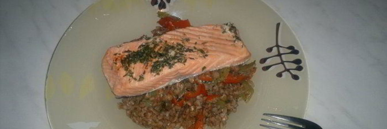 Гречетто с двумя видами перца , чесноком и соевым соусом и стейк лосося