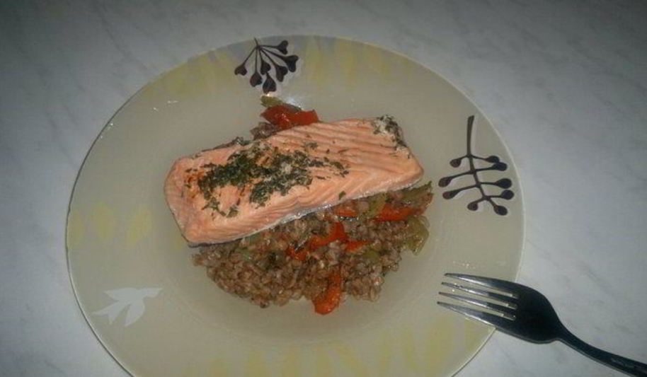 Рецепт гречетто с двумя видами перца , чесноком и соевым соусом и стейк лосося